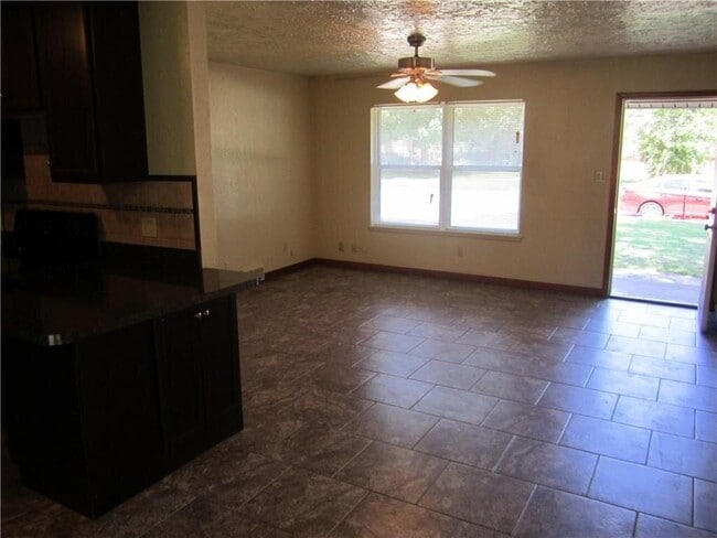 Building Photo - 212 S Mercedes Dr