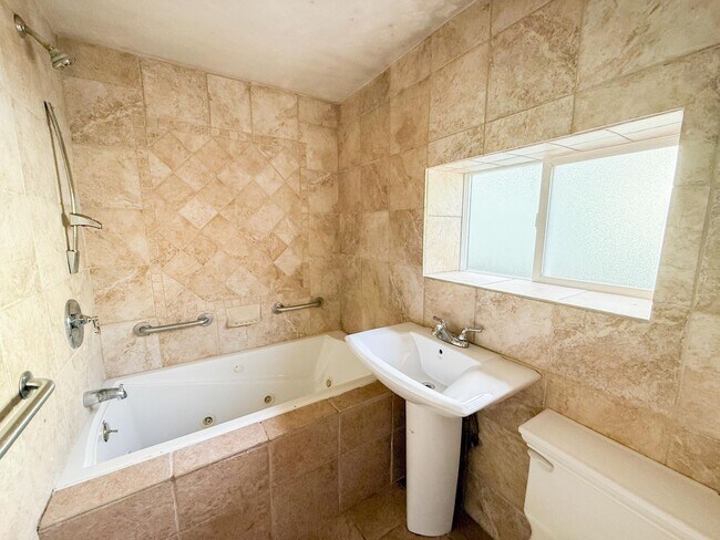 Building Photo - 4 bed 3 bath Single-family Home in Glenview/Lower Diamond area of Oakland