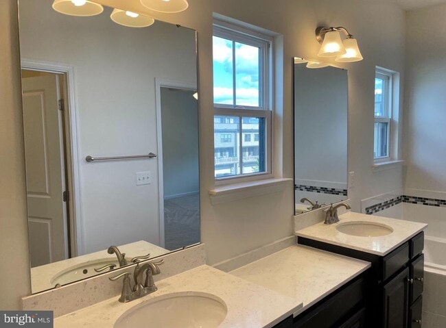 Building Photo - 43373 Southland St