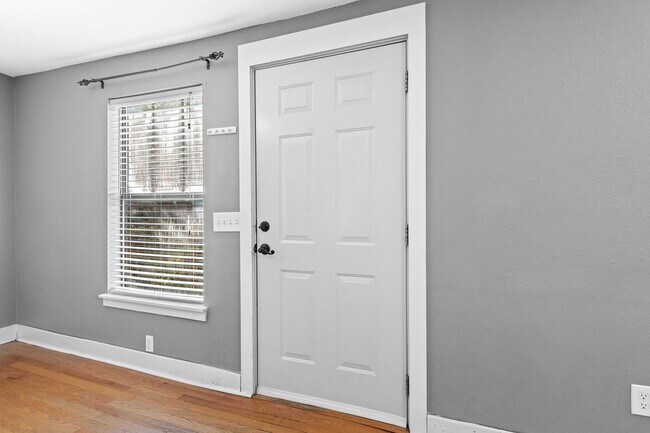 Building Photo - Beautiful home located in the heart of Fayetteville