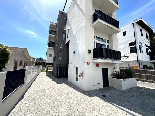 Building Photo - Beautiful Modern Luxury 4 Story Townhome - 4 bed - 3.5 bath with Rooftop Deck in Silver Lake
