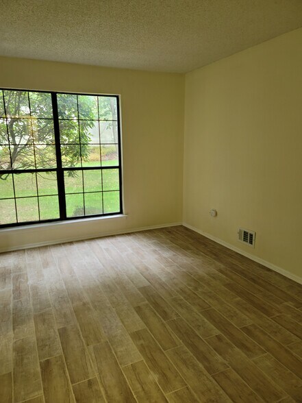 Building Photo - 433 Danbury Ln