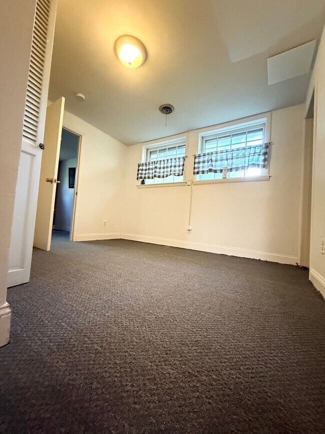 Building Photo - AVAILABLE NOW AUGUST 2025.  MONTHLY RENT I...