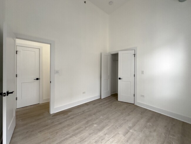 Building Photo - 4731 N Western Ave