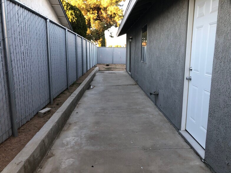 Building Photo - 14025 Smoketree St