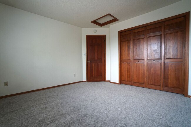 Building Photo - 1155 Popes Valley Dr