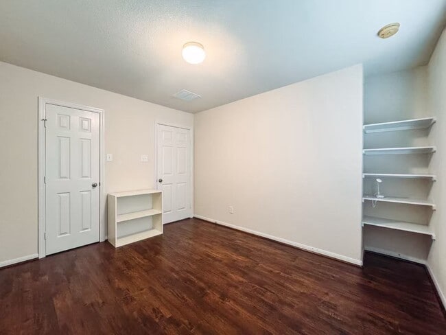 Building Photo - 3923 Calgary Cir