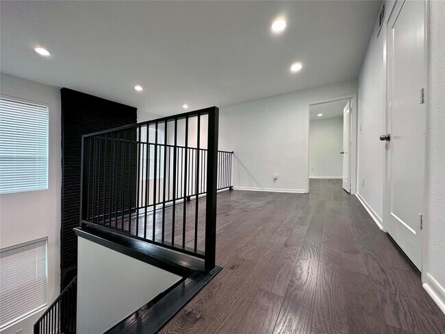 Building Photo - 5528 Beverly Hill St