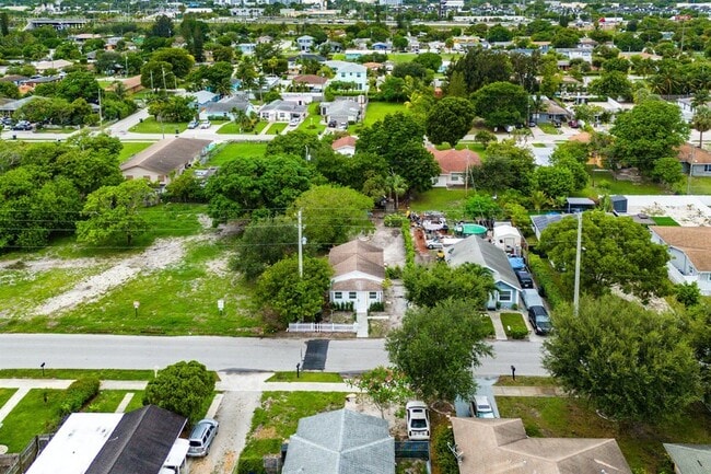 Building Photo - 114 NW 10th Ave