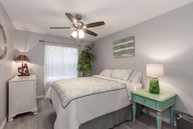 Building Photo - This tasteful decorated home features 3 be...