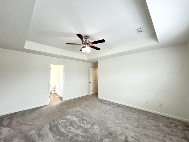 Building Photo - Huge home in Spring Hill!