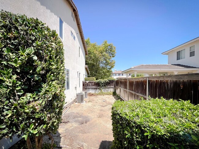 Building Photo - MUST SEE! Beautiful 3 bedroom + Loft + Office Space (or convert to 4th bedroom) + Large Backyard ...