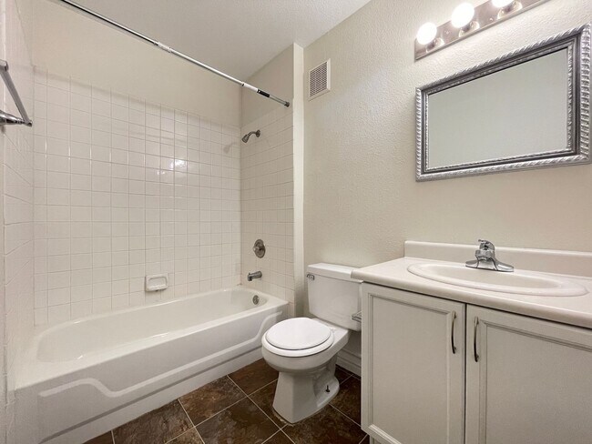 Building Photo - Lovely townhome in The Pueblo Village of S...