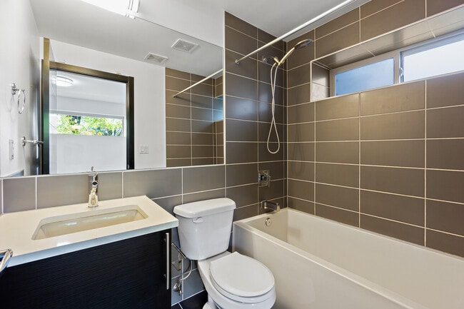 Building Photo - 2010 S Judkins St