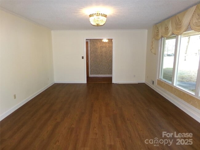 Building Photo - 507 Valleyview Dr