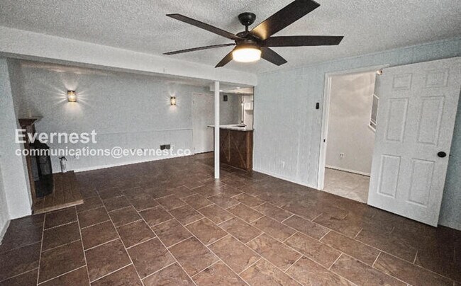 Building Photo - 3 Bed/3 Bath Home with Fenced Yard and Garage / Available Now!