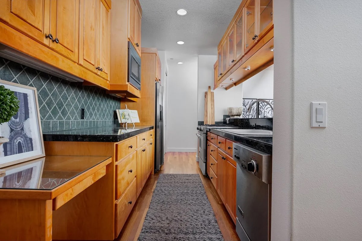 Building Photo - 852 SW Broadway Dr