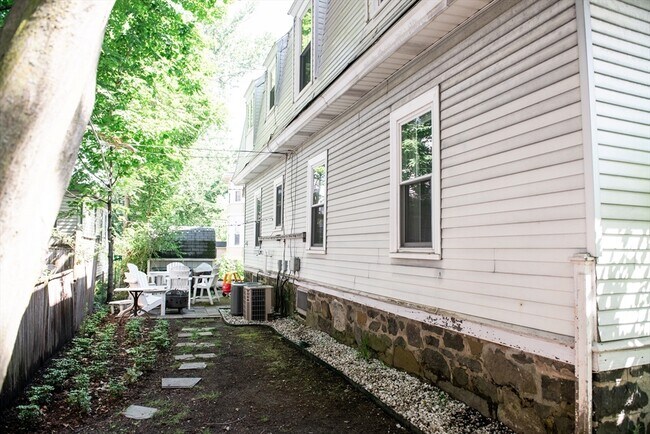 Building Photo - 4 Highland Terrace