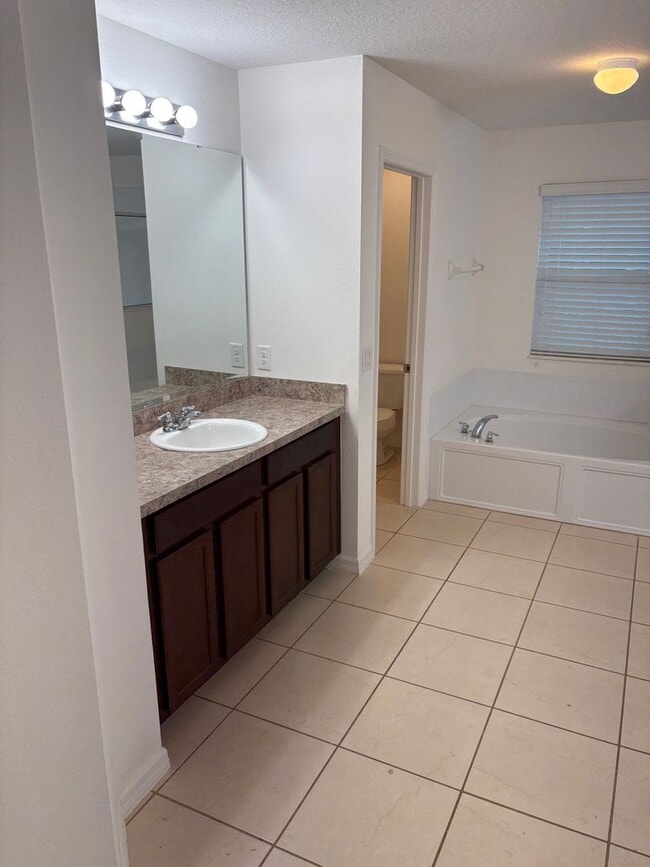 Building Photo - IMMEDIATE OCCUPANCY !!! LARGE// 5 Bedroom ...