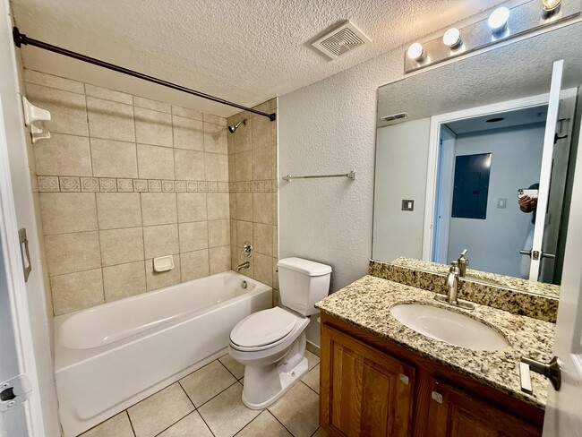 Building Photo - 271 SW Palm Dr