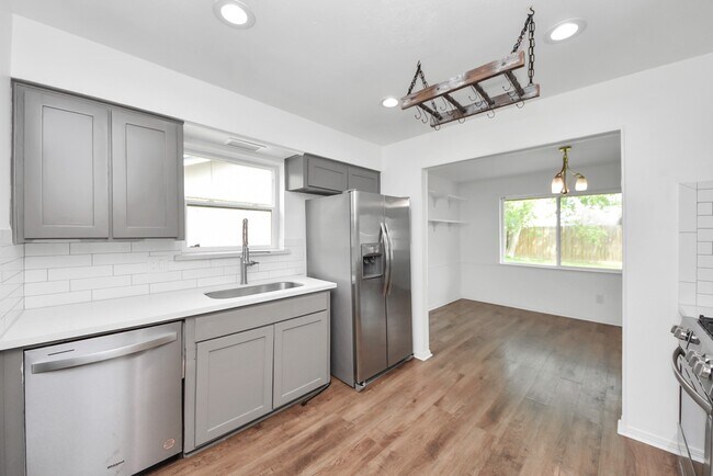 Building Photo - 10327 Sageburrow Dr