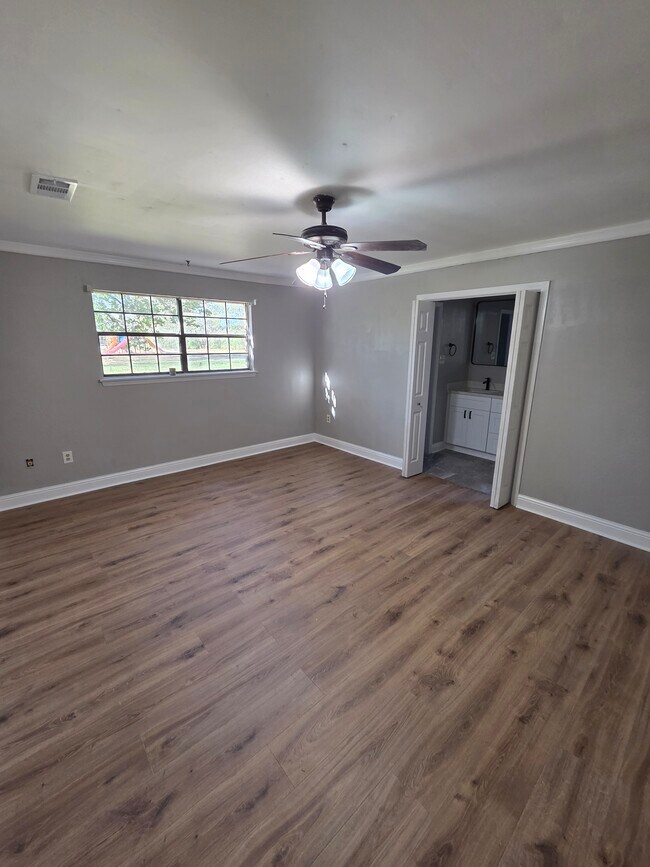 Building Photo - 12233 Park Lawn Ave