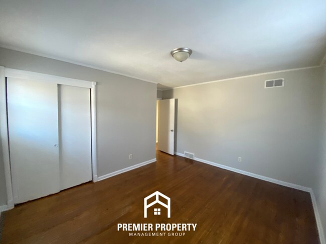 Building Photo - Spacious 4BR/2BA Memphis Home with Den, Fireplace & 2-Car Garage