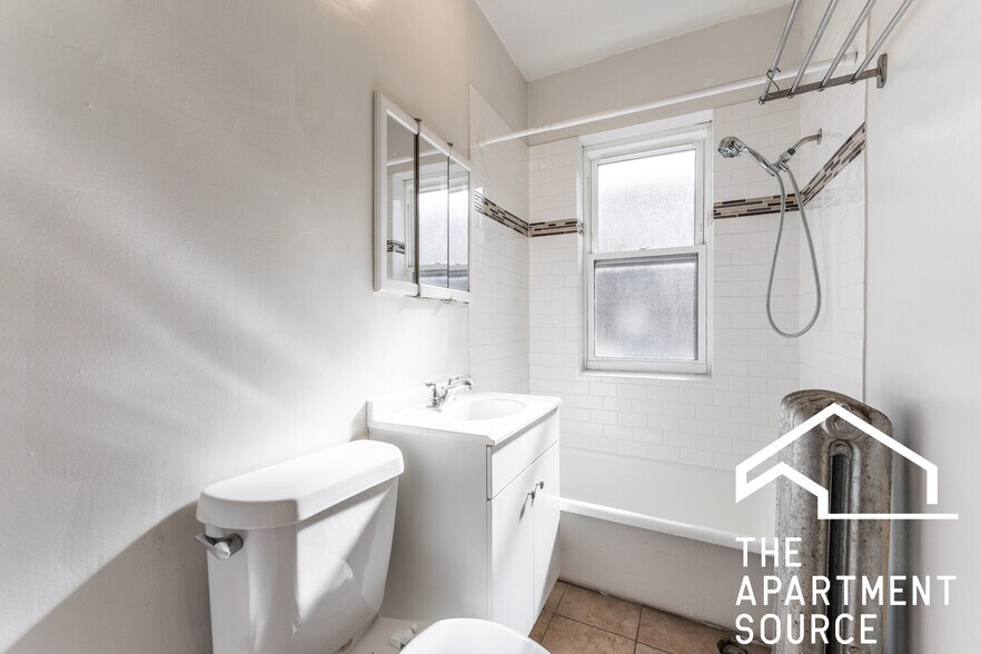 Building Photo - 4224 N Clark St