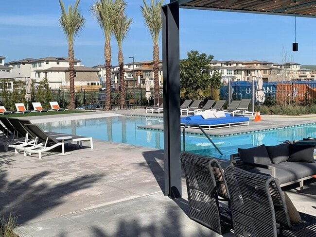 Building Photo - Boulevards End Unit Townhouse, 3 Bed / 2.5 Bath, Amenities, Close to 580 - This is a 3-6 month sh...