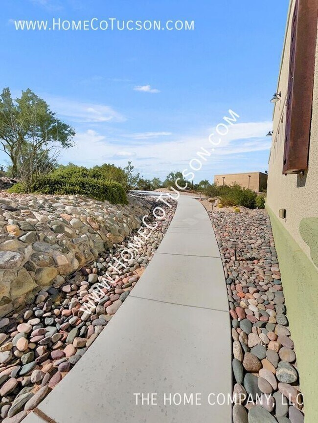Building Photo - 5661 N Vista Karina Mia