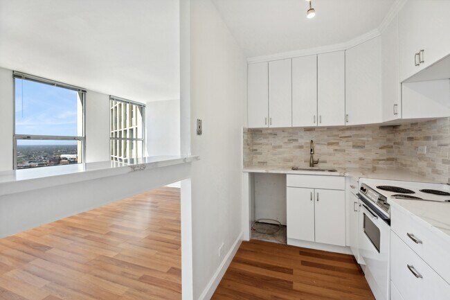 Building Photo - 2626 N Lakeview Ave