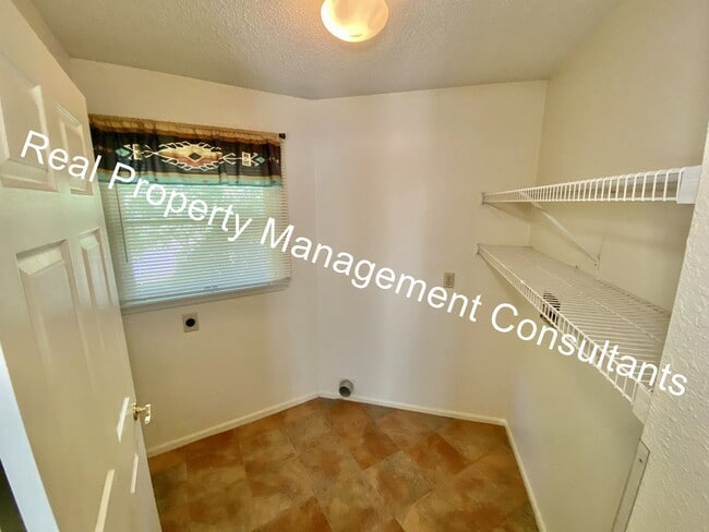 Building Photo - Custom Home in Liberty with 3rd Non-conforming Bedroom