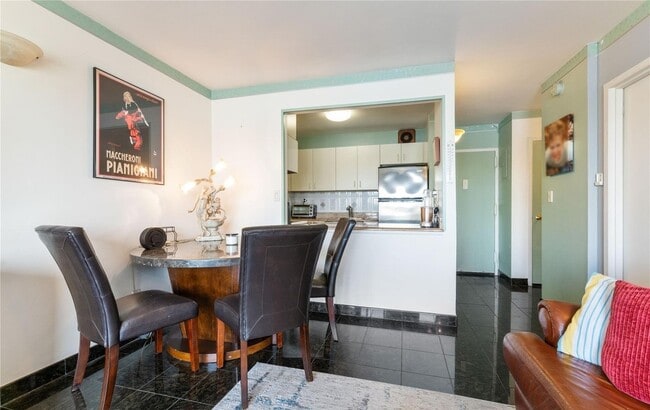 Building Photo - QShore