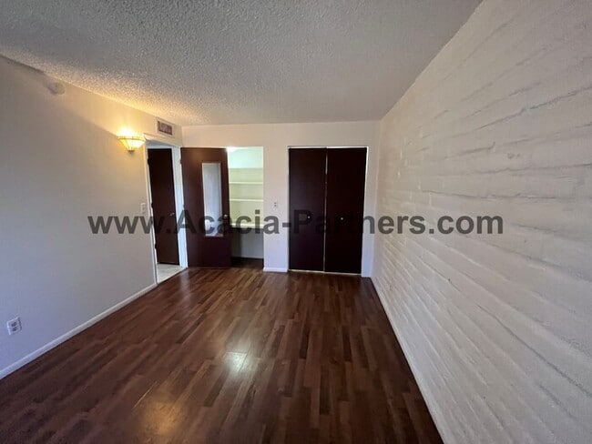 Building Photo - 2BD 2BA Duplex in Sam Hughes