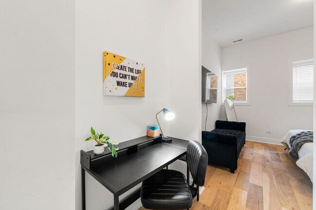 Building Photo - 1941 W Augusta Blvd