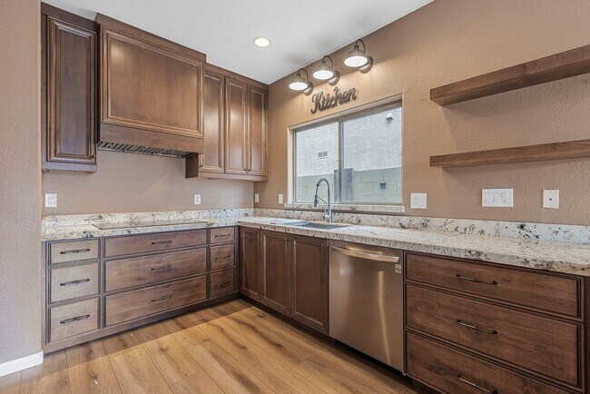 Building Photo - Lovely 3 bed / 2.5 bath Home in the Power ...