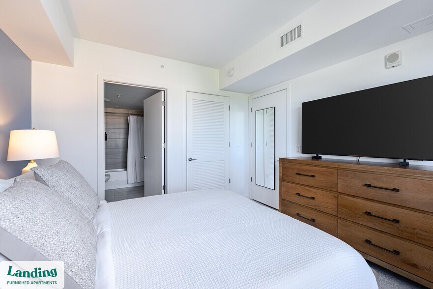 Building Photo - 200 NE 1st Ave