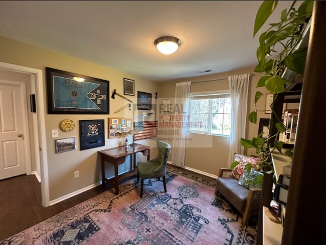 Building Photo - Check out this adorable 3 bedroom, 2.5 bath home!