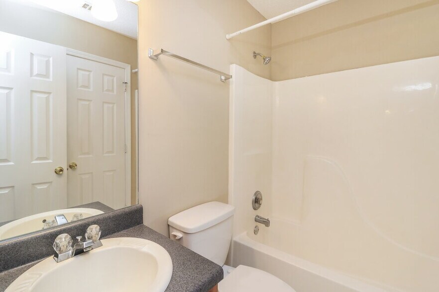 Building Photo - 3695 Longview Dr
