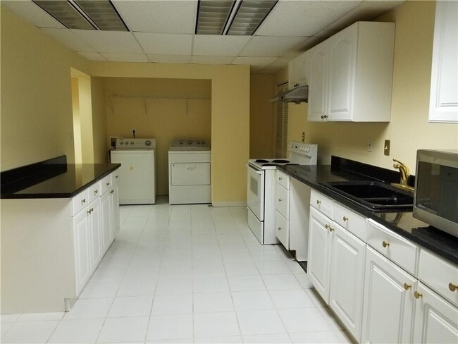 Building Photo - 2828 Oglethorpe Run Square