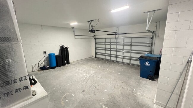 Building Photo - AWESOME 3 Bedroom, 2 Bathroom Home in Beautiful Palm Bay!!