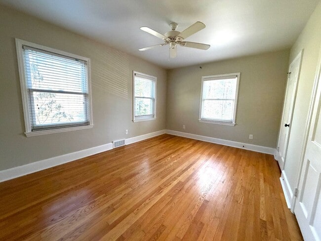 Building Photo - Shorewood Drive