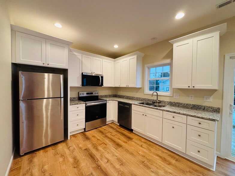 Building Photo - 290 Perry St NE