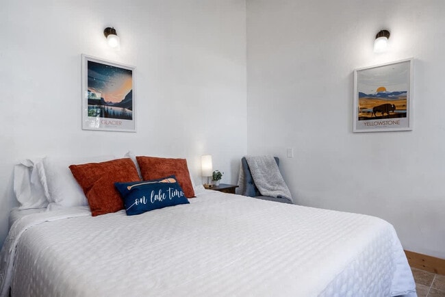 Building Photo - 402 N Foys Lake Dr