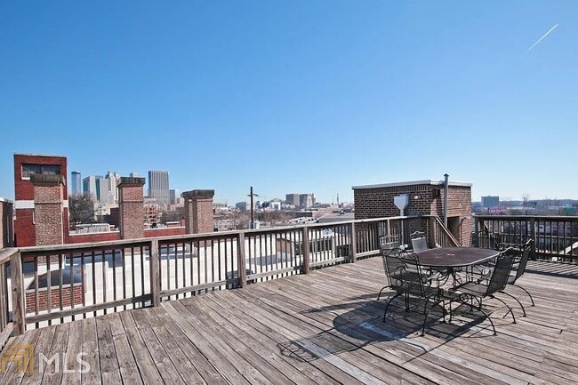 Common area roof deck - 244 Peters St SW