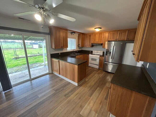 Building Photo - Newly Renovated 3 bed, 1.5 bath on Acreage...