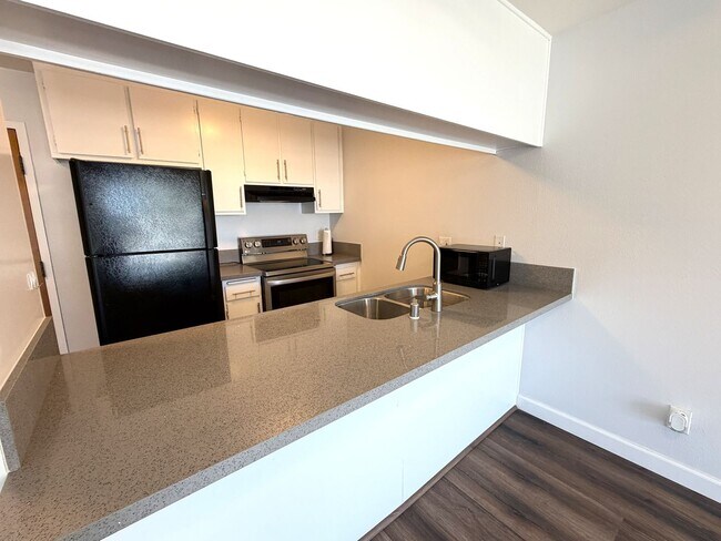 Building Photo - Adorable Light & Bright Sunset Meadows Condo!