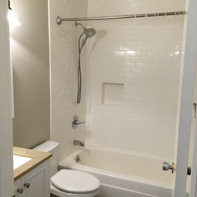 Building Photo - Super cute top level 1 bed w/ washer/dryer...