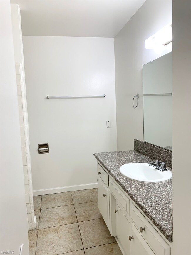 Building Photo - 2 br, 1.5 bath  - WestPark Apartment Homes