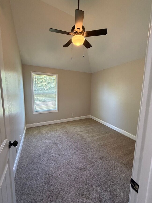 Building Photo - Large 4 Bedroom 2 1/2 Bath Pet Friendly Home For Rent!